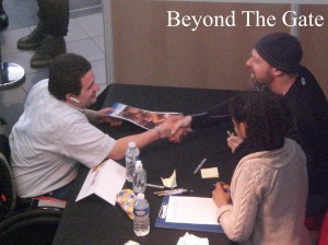 Michael Shanks signe des autographes. Photo : © Beyond The Gate