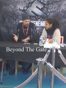 Michael Shanks, de retour à sa table d'autographe. Photo : © Beyond The Gate