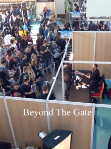 La file d'attente pour les autographes de Michael Shanks, au dimanche matin. Photo : © Beyond The Gate